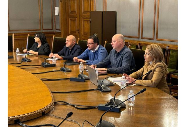 Продължават разговорите на ГЕРБ СДС с част от партиите в парламента