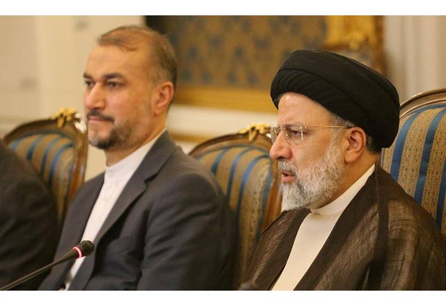 Иранският президент Ебрахим Раиси и външният министър Хосеин Амир Абдолахиан