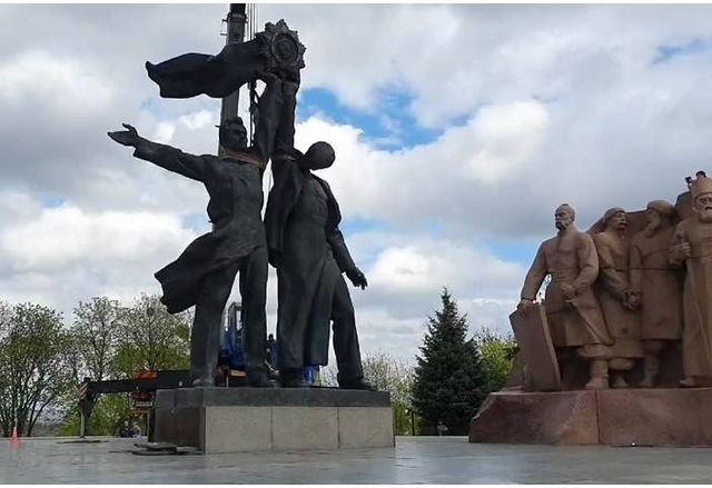 Днес в центъра на украинската столица започна премахването на съветския