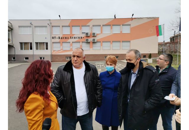 Премиерът Бойко Борисов, който посети Обединено училище "Васил Левски" в гр. Бургас