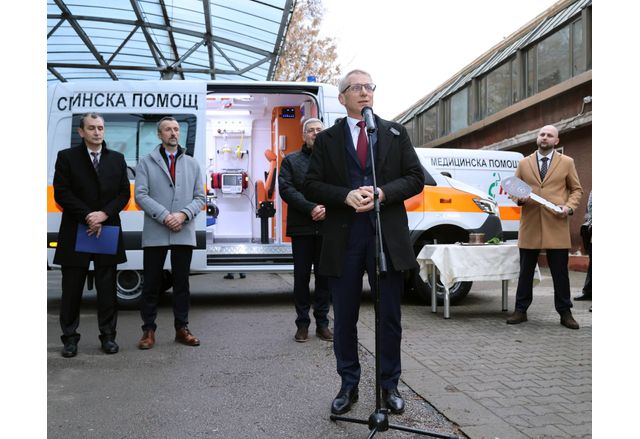 Премиерът акад Николай Денков връчи ключовете на 5 линейки с