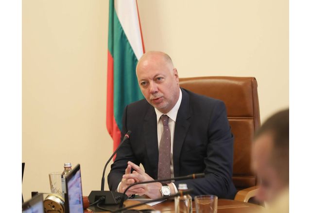 Считам че е категорично неприемливо президентът Румен Радев да чертае