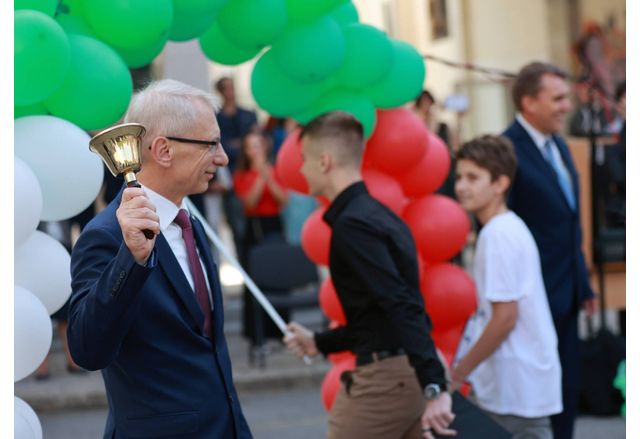 Премиерът акад. Денков би училищния звънец в София 