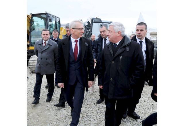 Премиерът акад. Денков участва в първата копка на Лот 2 на автомагистрала "Русе-Велико Търново"