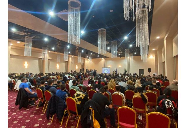 Препълнената зала в Петрич на срещата на ученици с главния прокурор Иван Гешев