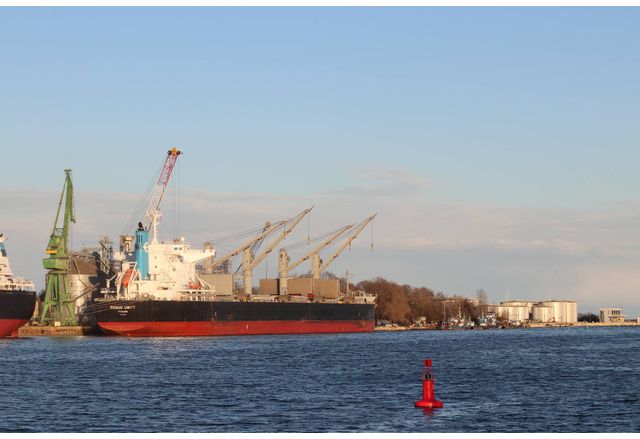 Пристанище Варна-товарен кораб