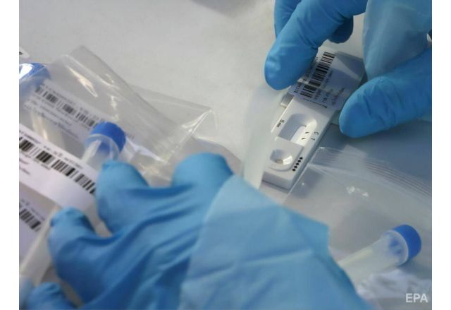 Пробите, че двама от пътувалите от Южна Африка румънци са заразени с щама "Омикрон"