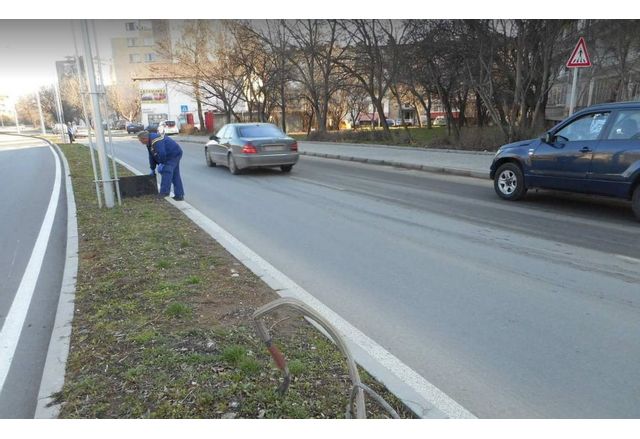 Експерти проверяват стълбове и електрически табла в Стара Загора