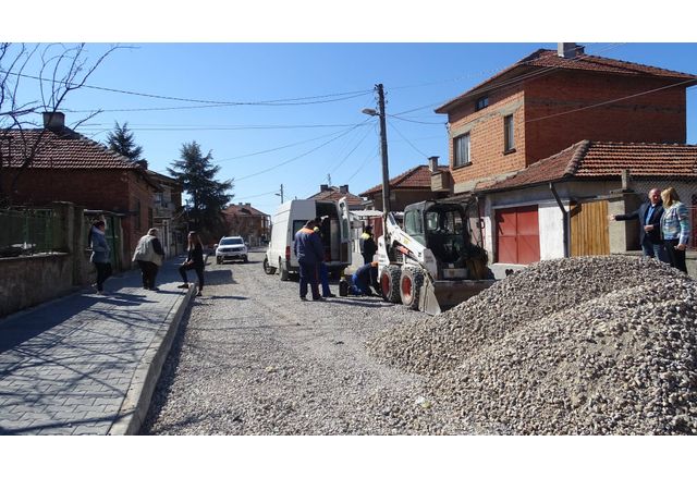 Продължава възстановяването на пътната инфраструктура в Нова Загора