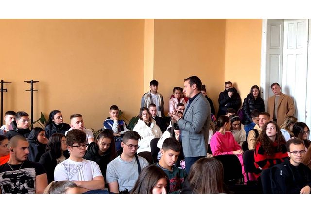 Прокурори от Кюстендил говориха с близо 100 ученици от езикова гимназия "Д-р Петър Берон" за правото и разделението на властите