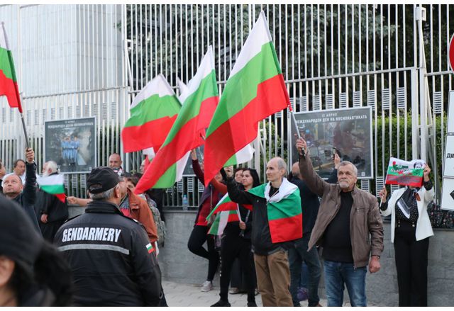 Проруски елементи пред рашисткото посолство в София