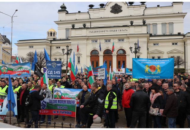 Протест на полицаи, пожарникари и служители в системата на затворите 