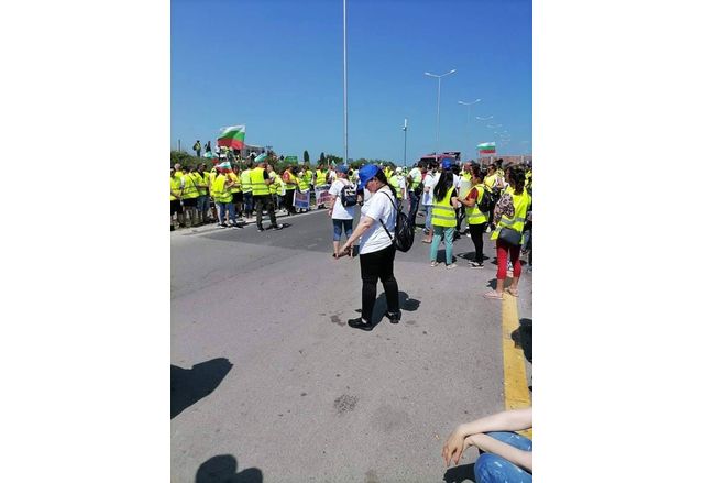 Близо 300 превозвачи по данни на организаторите излязоха на протест