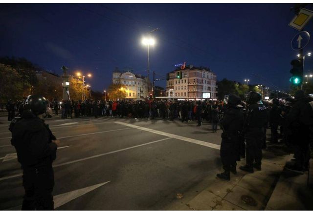 Протест на футболни фенове блокира ключови столични булеварди