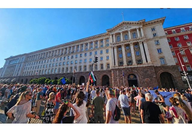 Граждани се събраха да протестират срещу новата власт Протестната акция