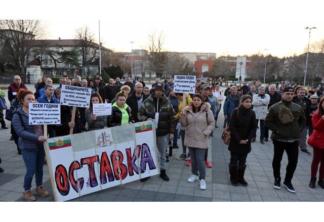 Протест срещу кмета на Плевен, граждани оставят стотинки пред общината