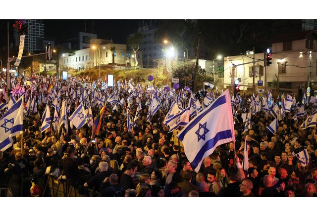 Хиляди протестиращи израелци излязоха по улиците на Тел Авив вчера