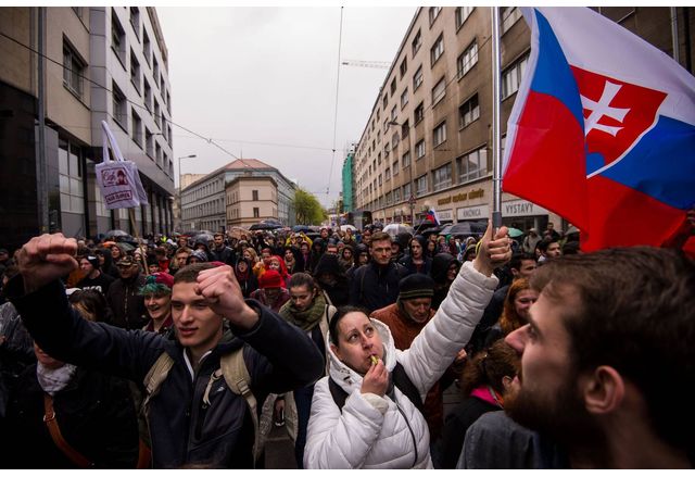 Стотици хора се събраха вчера на протест в словашката столица