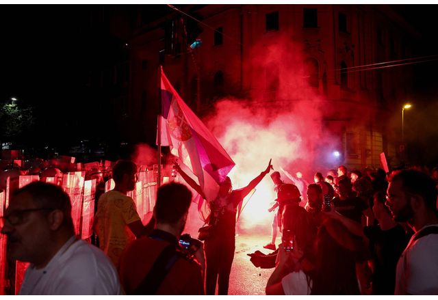 Стотици хиляди студенти и протестиращи срещу корупцията се събират в