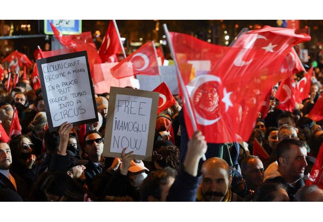 В неделя пета поредна нощ се проведоха огромни протести в