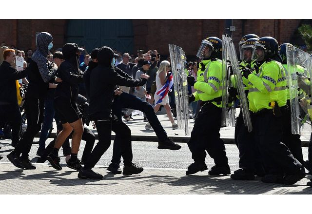 Протестиращите срещу имиграцията счупиха прозорци на хотели и запалиха кофи