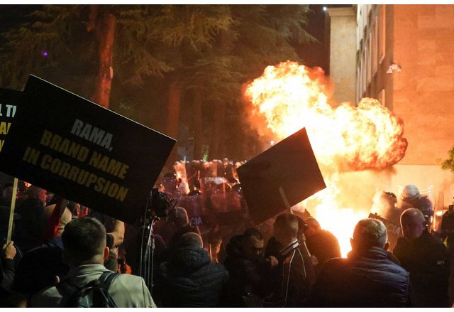 Албанската полиция използва сълзотворен газ за да разпръсне протестиращите от