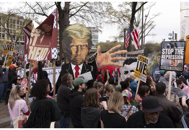 Протести под наслова Долу ръцете срещу американския президент Доналд Тръмп