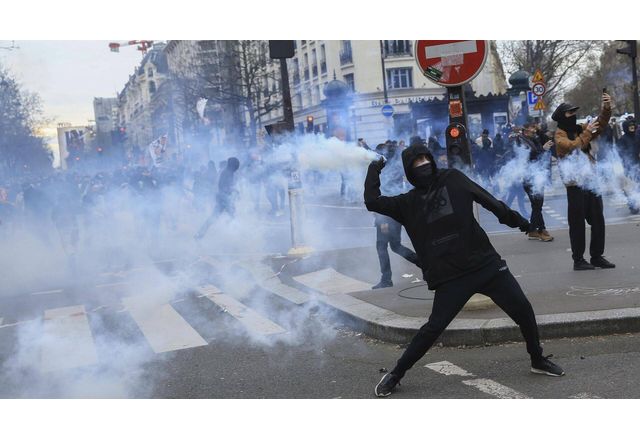 Протести срещу пенсионната реформа в Париж