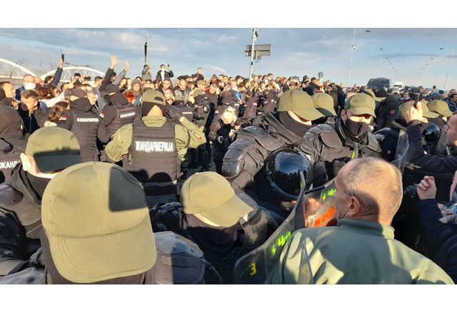 Протестиращи блокираха пътища и мостове в Сърбия