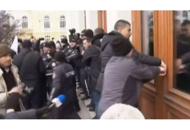 Протестиращи опитват да проникнат в парламента
