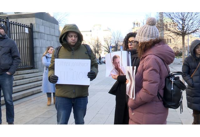 Протестиращи пред Съдебната палата поискаха постоянен арест за съпругата на Пейо Пеев