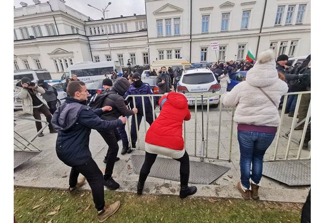 Протестиращите пробиха загражденията зад парламента 