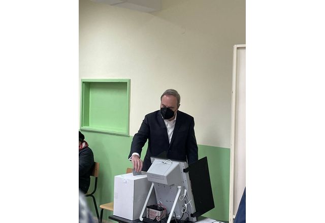 Проф. Анастас Герджиков гласува