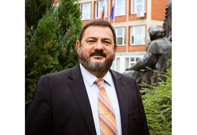 Историята е много потребна на политиците за да си създадат