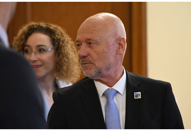 ЕС има политика за изграждане на единна европейска отбранителна и