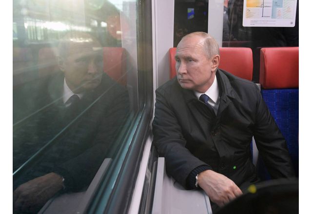 Военнопрестъпникът диктатор Владимир Путин използва специално произведен брониран влак за