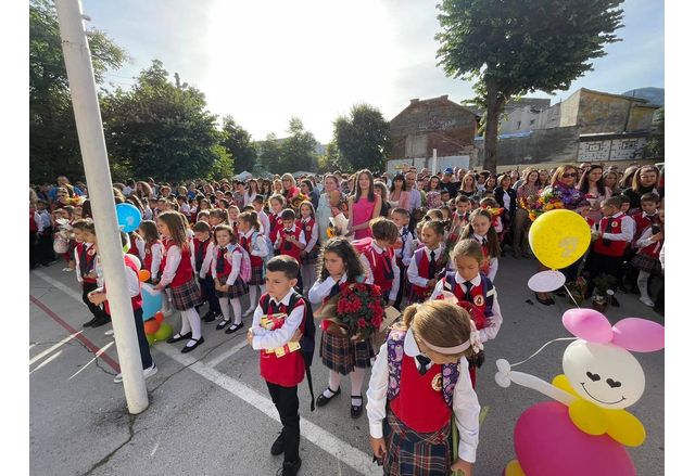 Първокласниците тази година са около 57 хил което е с