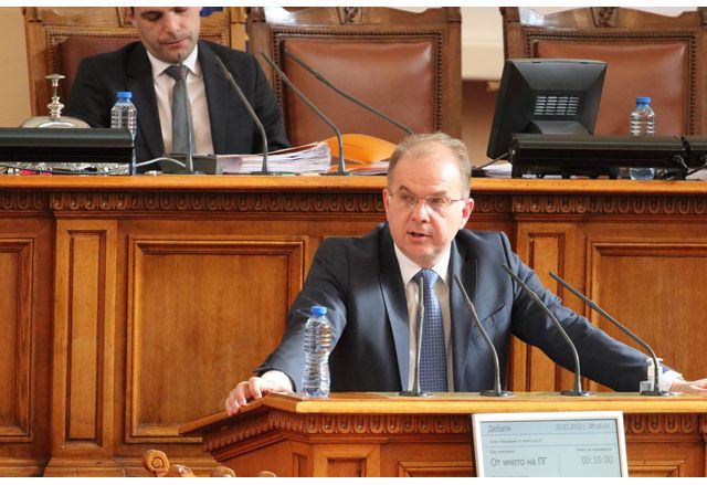 Народният представител от ГЕРБ СДС Радомир Чолаков прочете декларация от името