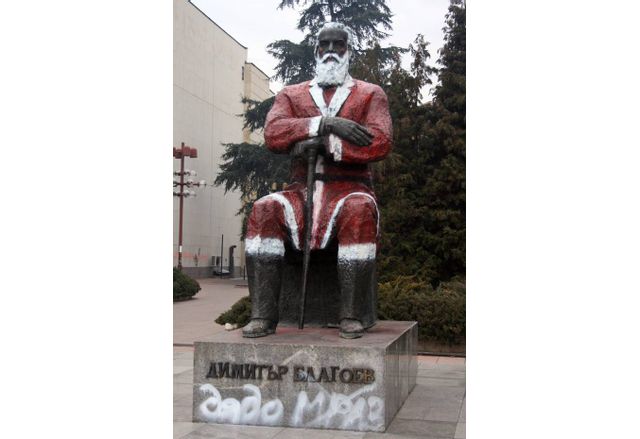 Разкрасеният паметник на Димитър Благоев в Благоевград
