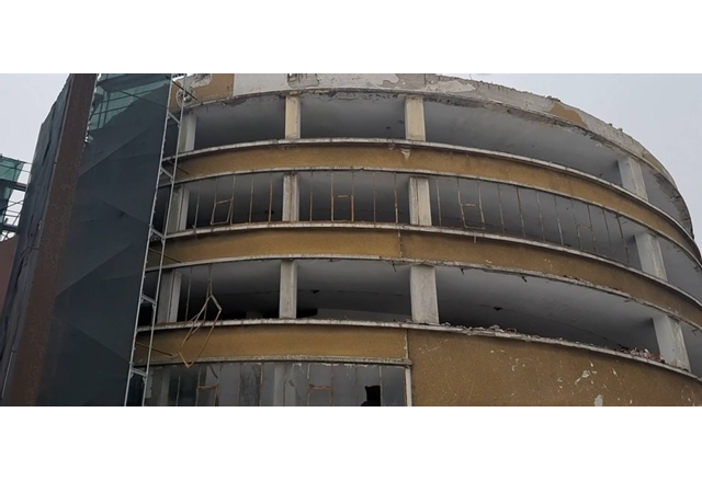 Разрушават бившия гараж на ЦК на БКП
