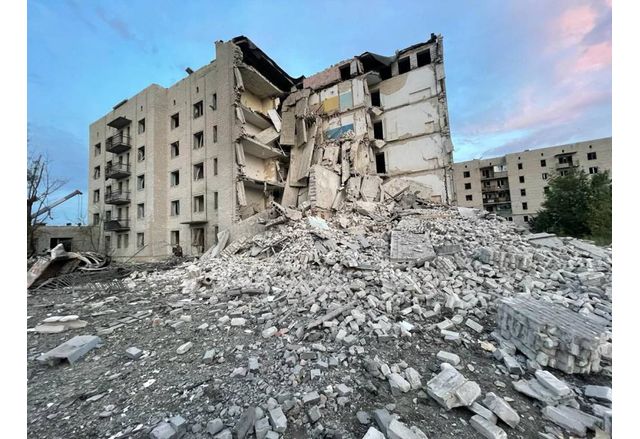 Разрушен жилищен блок в Часов Яр
