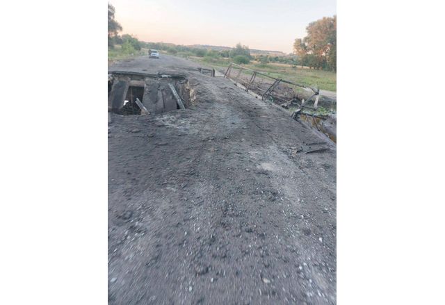 Украйна унищожи третия и последен мост над река Сейм съобщи