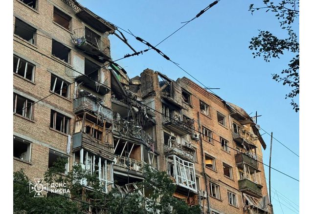 Разрушена жилищна сграда в Киев