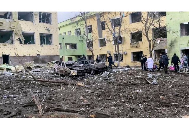 Въздушен удар от руските военнопрестъпници опустоши родилна болница в окупирания