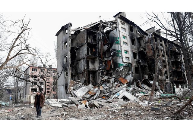 Работници копаещи из развалините на жилищна сграда в Мариупол откриха