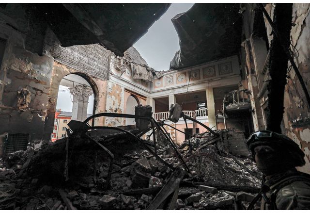 Разрушеният театър в Мариупол