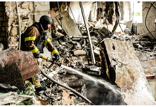 Руска въздушна атака през нощта срещу жилищен район в Харков