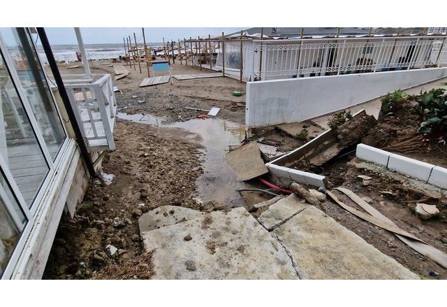 Продължава отводняването и започва разчистването на населените места след опустошителното