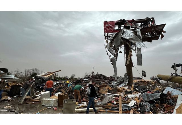 Най малко 29 са загиналите при мощните бури и торнада които