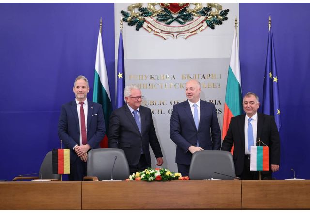 Отляво надясно: Директорът на отдел "Оръжия и боеприпаси" на концерна Роман Кьоне, главният изпълнителен директор на "Райнметал" Армин Папергер, премиерът Росен Желязков и изпълнителният директор на ВМЗ Иван Гецов